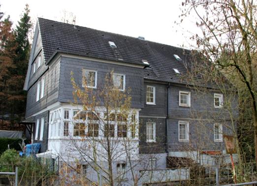 Das Wohnhaus „an den Hämmern“ (zwischen der Brücke und der Fabrik) 1864 (Original im Heimatmuseum Hückeswagen), rechts im Herbst 2013 (Aufnahme: Sinan Kahl)